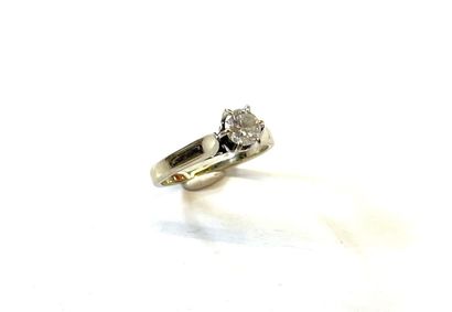 BAGUE SOLITAIRE en or blanc 18K (750/oo)...