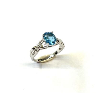 Bague en or blanc 14 K (375/oo) agrémentée...