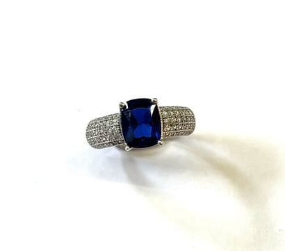 Bague en argent (925/oo) centrée d'une pierre...