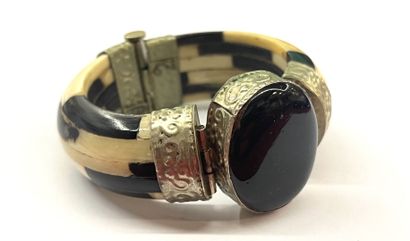 BRACELET MANCHETTE à décor d'une pierre en...