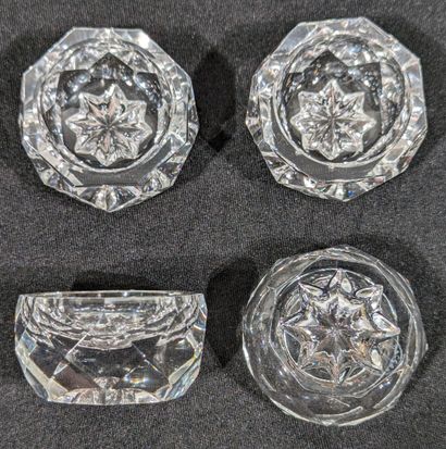 BACCARAT
Réunion de quatre salerons circulaires...