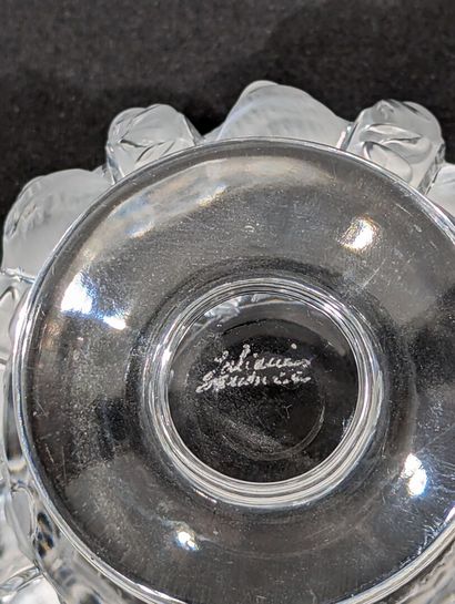 LALIQUE France,
Coupe sur piédouche en cristal...