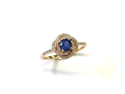 Bague en or rose 14 K (375/oo) surmontée...