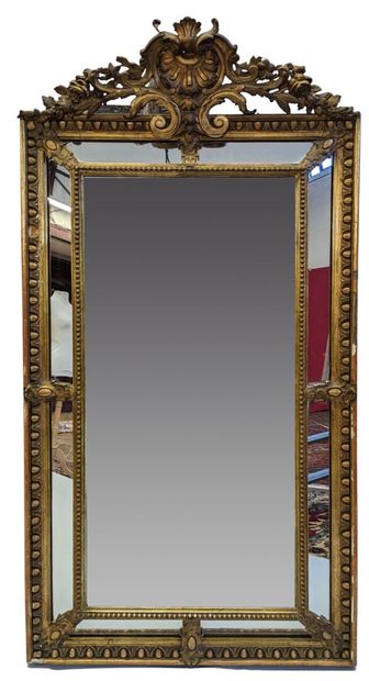 MIROIR de cheminée à fronton et à parcloses...