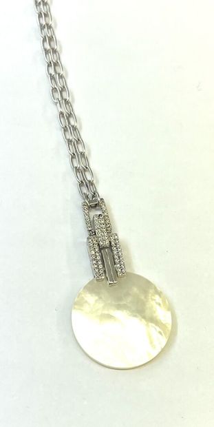 Collier en métal argenté à mailles navettes...