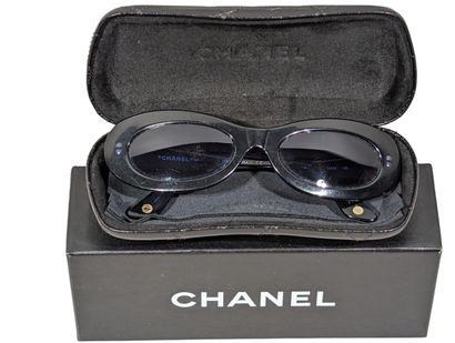 CHANEL. 
Paire de lunettes de soleil, verre...