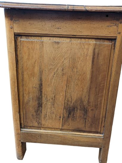 Commode en chêne mouluré. Elle ouvre par...