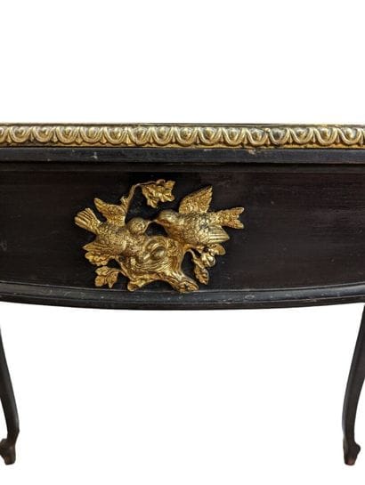 Table de salon en bois noirci avec légère...