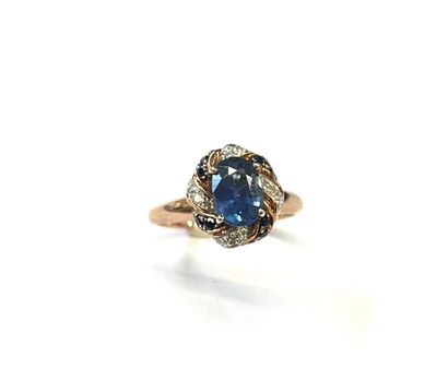 Bague en or rose 18 K (750/oo) centrée d'un...
