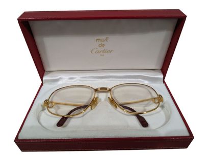MUST DE CARTIER. 
Paire de lunettes en plaqué...