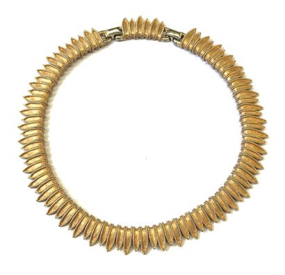BOUCHER
Collier ras-de-cou en métal doré...