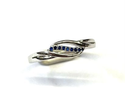 Bague en argent (925/oo) à trois lignes ajourées...