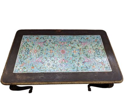 Table de salon en bois noirci avec légère...