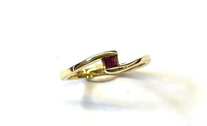 Bague en or jaune 14 K (375/oo) agrémentée...