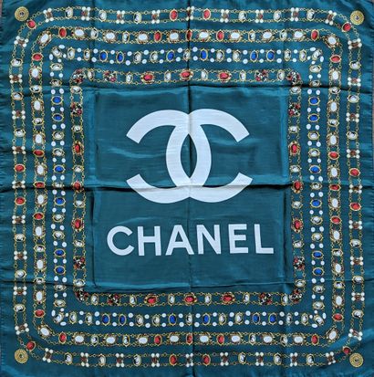 CHANEL
Carré soie vert à décor de bijoux.
87...