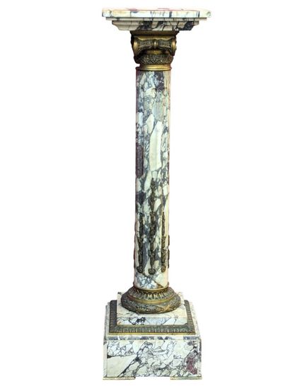 Colonne en marbre brèche rouge surmontée...