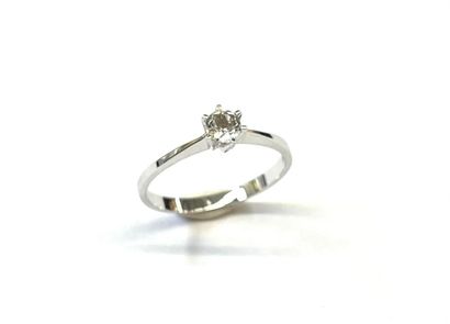 Bague en or blanc 14 K (375/oo) agrémentée...