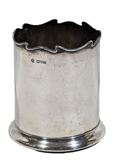 PORTE-BOUTEILLEE en argent de forme cylindrique,...