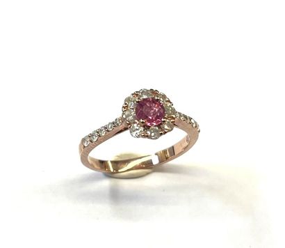Bague en or rose 14 K (375/oo) agrémentée...