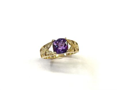 Bague en or jaune 14 K (375/oo) centrée d'une...