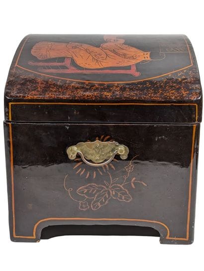 COFFRET en bois laqué à décor de scène au...