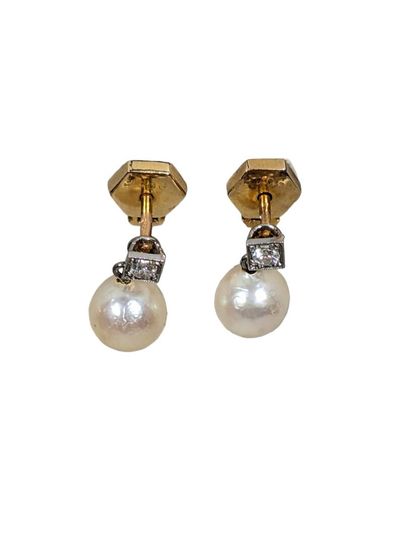 Paire de boucles d'oreille en or jaune 18k...