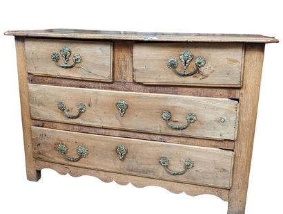 Commode en chêne mouluré. Elle ouvre par...