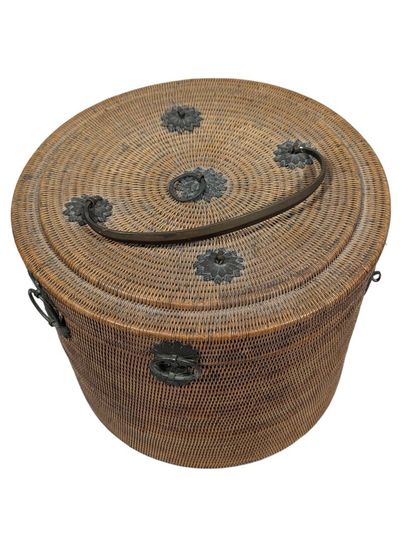 BOITE cylindrique en rotin à pièces en métal...