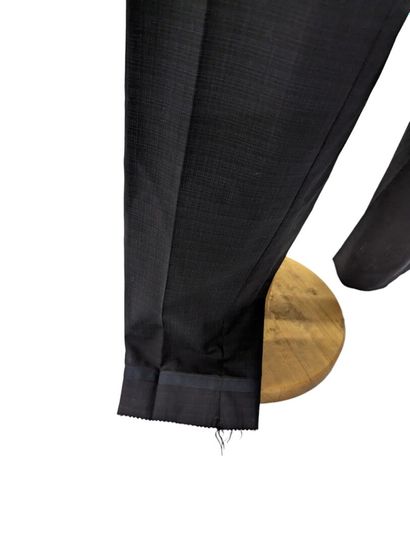 Lot comprenant : 
- HUGO BOSS, Costume d'homme...