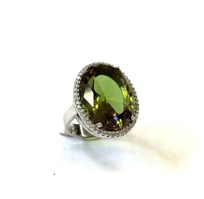 Imposante bague en argent (925/oo) centrée...
