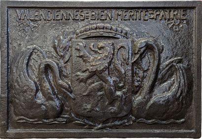 PLAQUE en fonte à décor des armoiries de...