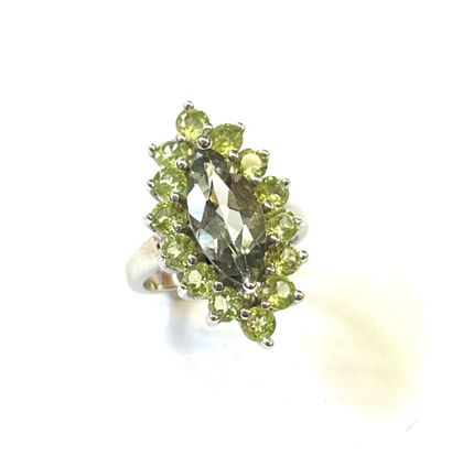 Bague en argent 925/oo de forme losangique...