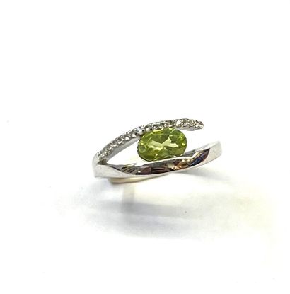 Bague en argent 925/oo agrémentée d'un péridot...