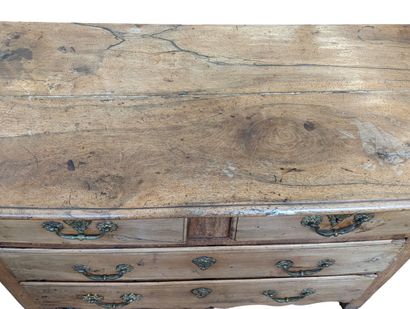 Commode en chêne mouluré. Elle ouvre par...