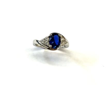 Bague en argent (925/oo) centrée d'une bénitoïte...