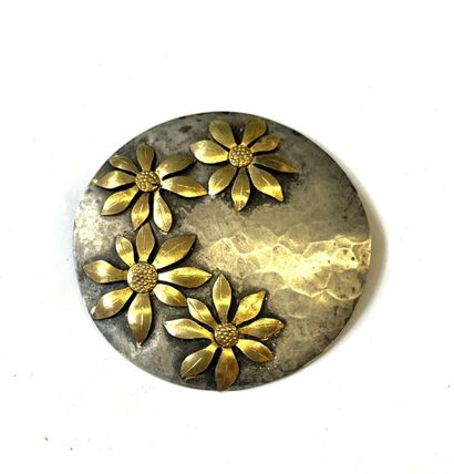Broche en métal martelé à décor de pâquerette...