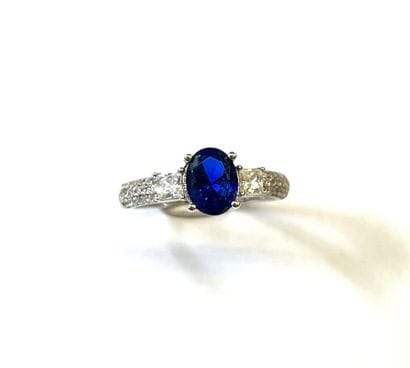 Bague en argent (925/oo) centrée d'une bénitoïte...