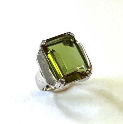 Imposante bague en argent (925/oo) centrée...