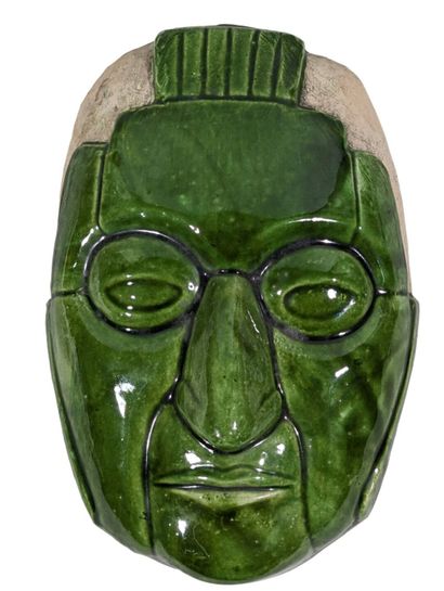MASQUE en céramique émaillée verte.
Travail...
