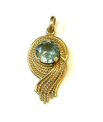 Pendentif en or jaune 18 K (750/oo) centré...
