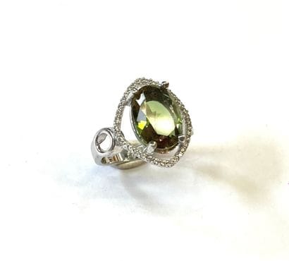Bague en argent (925/oo) centrée d'un péridot...