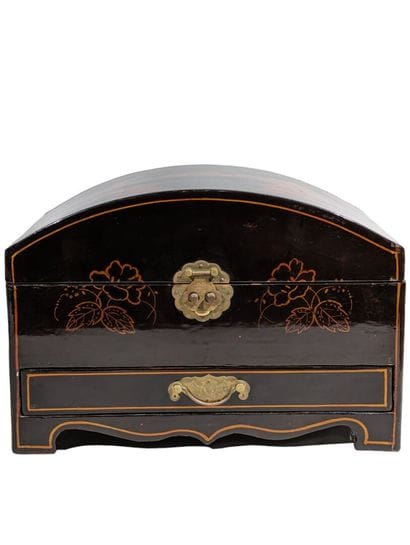 COFFRET en bois laqué à décor de scène au...