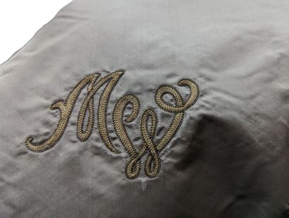 VESTE courte en vison brun foncé.
Taille...
