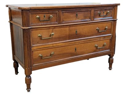 Commode en noyer ouvrant par cinq tiroirs...