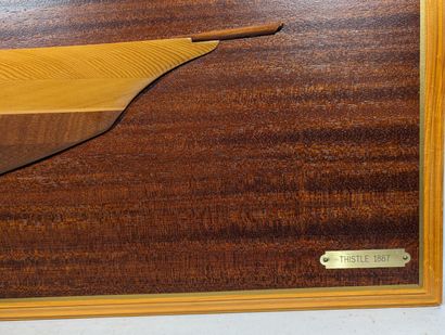 PANNEAU décoratif en bois figurant une demi-coque...