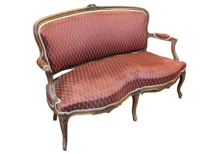 BANQUETTE en noyer à dossier cabriolet, accotoirs...