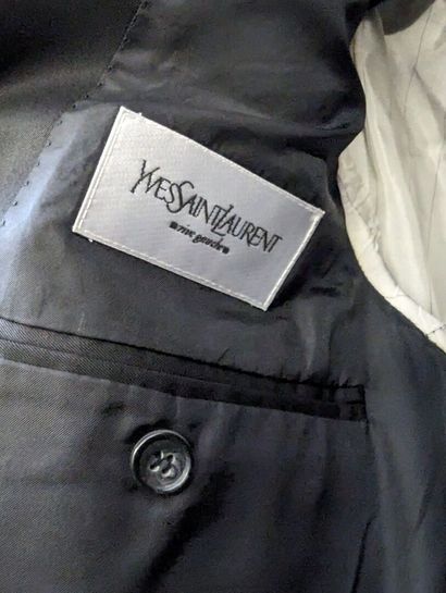 Réunion de trois vestes blazers pour homme...