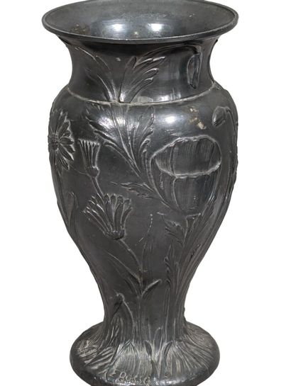 E. BOSSQ
Vase en étain à décor de fleurs.
Style...