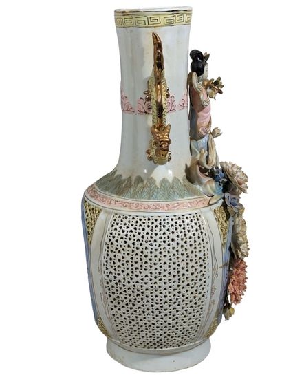 Vase balustre en porcelaine à décor ajouré...