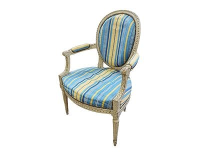Fauteuil en bois laqué crème à dossier cabriolet...